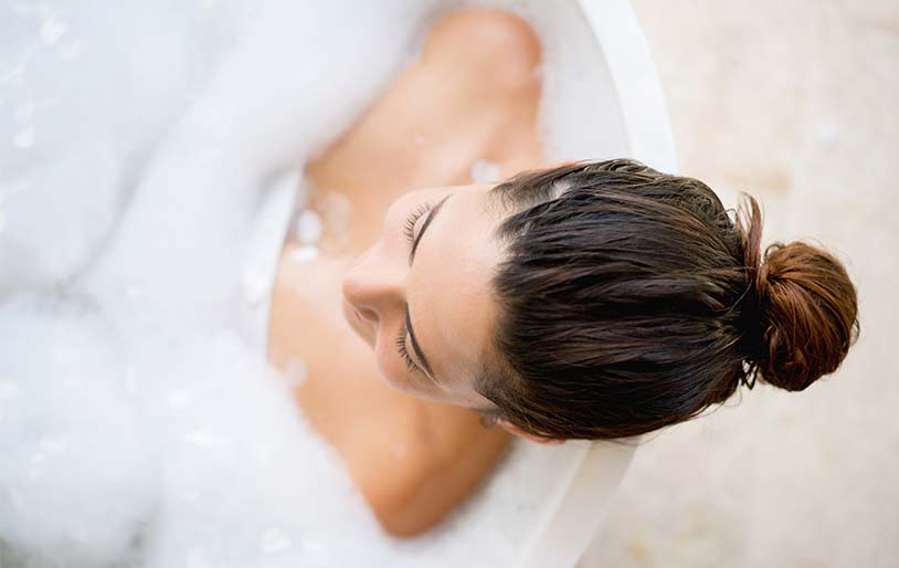 Une femme prenant un bain