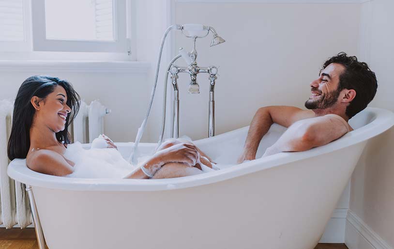 Un couple prend un bain